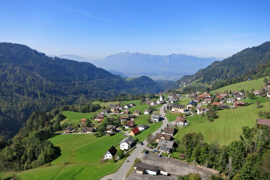 Laterns mit Blick auf Schweizer Berge