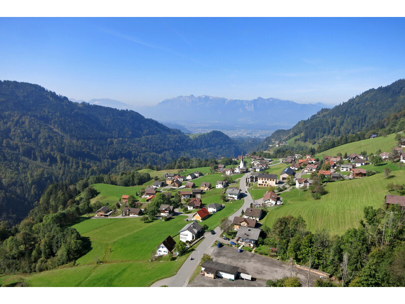 Laterns mit Blick auf Schweizer Berge