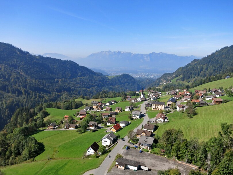 Laterns mit Blick auf Schweizer Berge